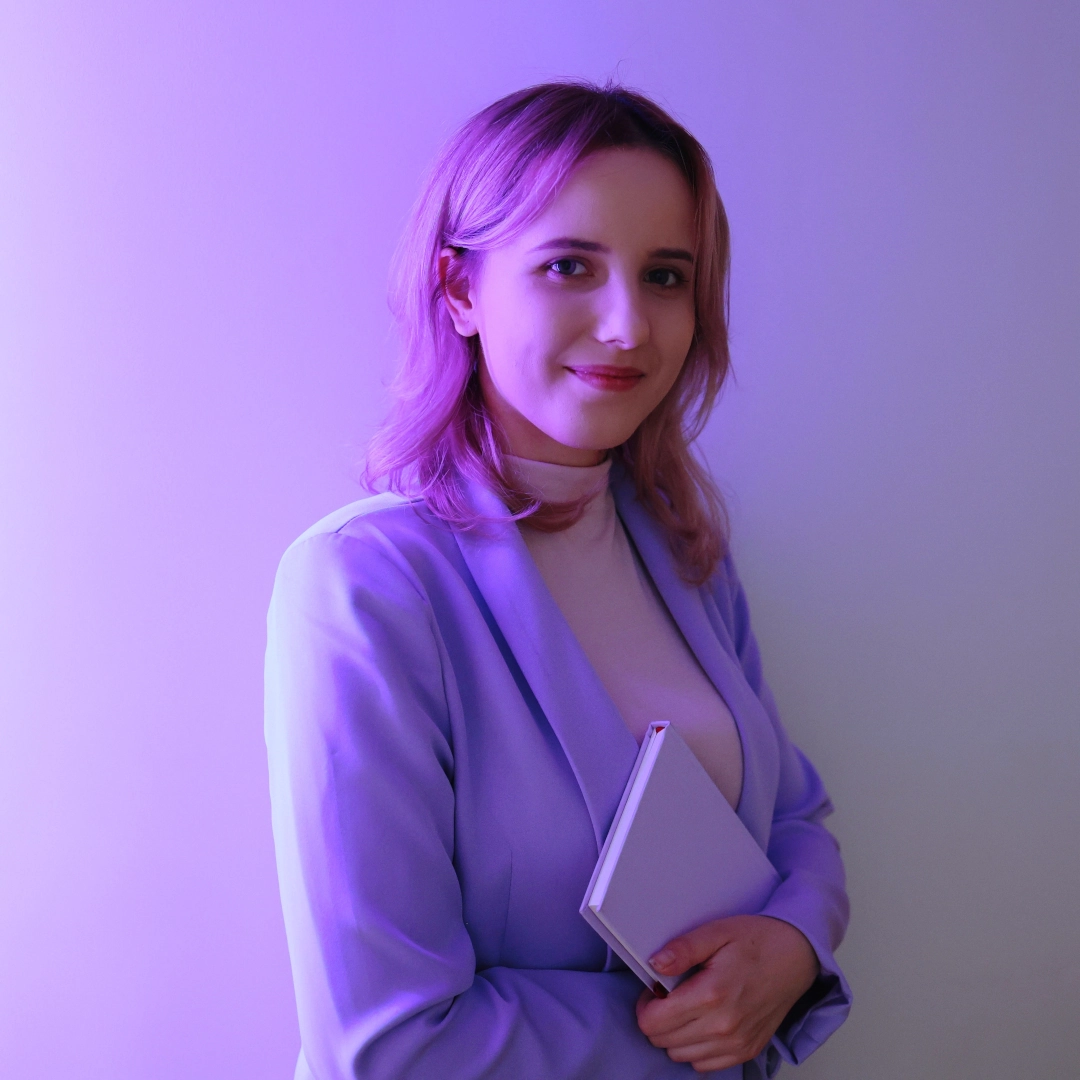 Projektantka wnętrz przy oknie